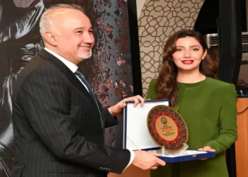 Ambassador Tirmizi honors Pakistani film stars in Dubai