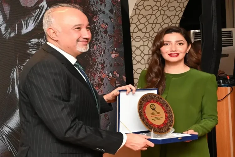 Ambassador Tirmizi honors Pakistani film stars in Dubai