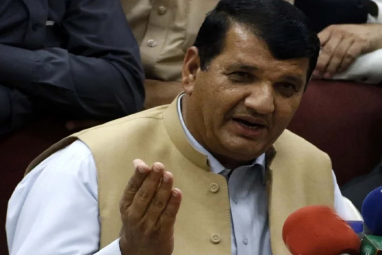 Federal Minister Ameer Muqam slams Ali Amin Gandapur over 90-day movement remarks