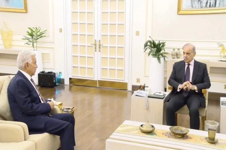 PM Shehbaz congratulates Defence Minister on lifting of UK flight ban on Pakistan