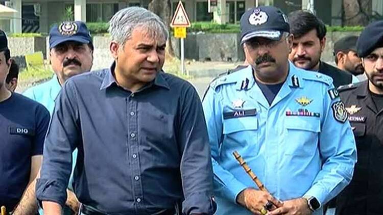 Plainclothes officers detain PTI activists linked to Nov 26 Protest