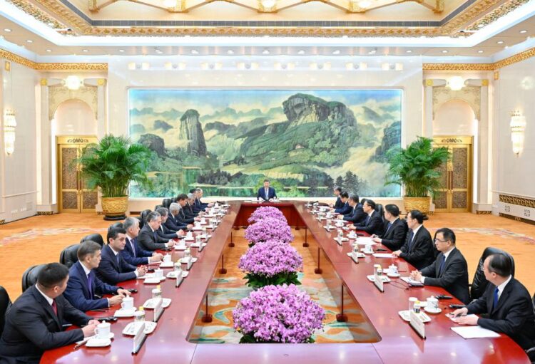Xi meets heads of foreign delegations attending SCO council of foreign ministers meeting