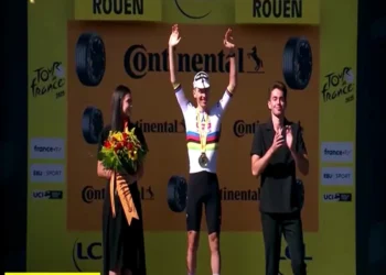 Pogacar Edges Van der Poel in Sprint to Claim 100th Career Victory