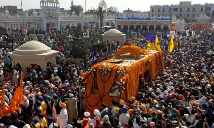 Pakistan Issues Over 2,100 Visas to Sikh Pilgrims for Guru Nanak’s Birth Anniversary
