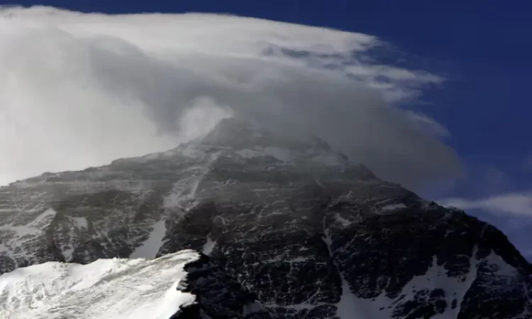Blizzard Traps 1,000 People on Mount Everest’s Tibetan Slope