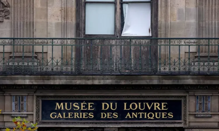 Louvre Museum Robbed in 4-Minute Operation; Historic French Crown Jewels Stolen