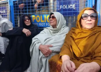 Aleema Khan Leads Sit-In Outside Adiala Jail After Being Denied Meeting With Imran Khan