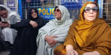 Aleema Khan Leads Sit-In Outside Adiala Jail After Being Denied Meeting With Imran Khan