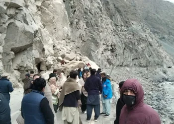 Rockfall blocks Karakoram Highway in Gilgit-Baltistan, thousands stranded