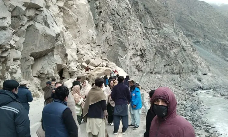Rockfall blocks Karakoram Highway in Gilgit-Baltistan, thousands stranded