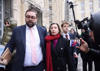 Russia Expels British Diplomat, Warns UK Against Espionage