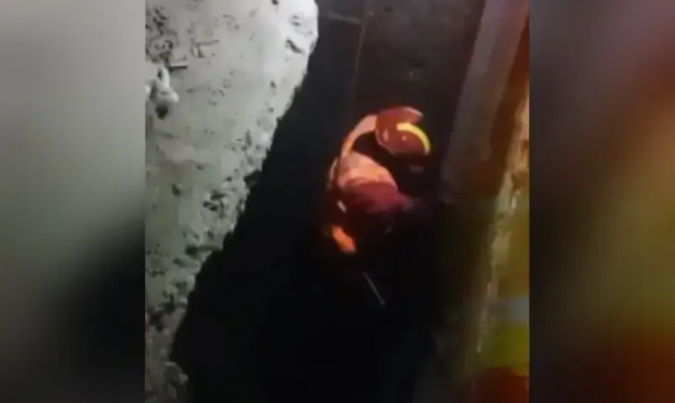 Child’s Body Recovered After Falling Into Open Sewer in Lahore; Mother Found Earlier
