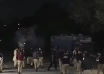 Clashes Erupt Outside Sindh Assembly; Government Cites Red Zone Violation; JI Alleges “Fascism”