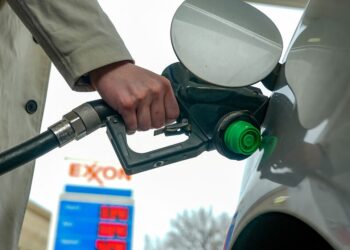 US Fuel Prices Surge Amid Iran War, Raising Political Pressure on Trump