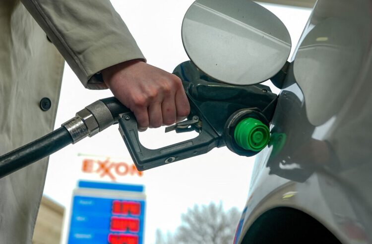 US Fuel Prices Surge Amid Iran War, Raising Political Pressure on Trump